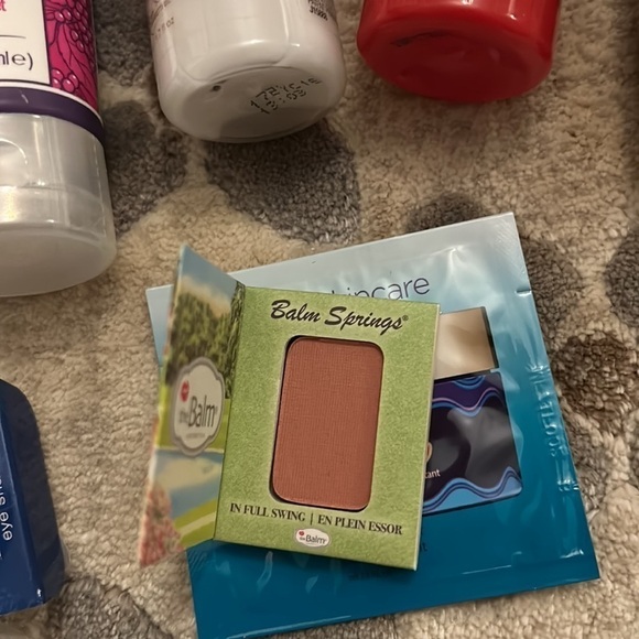 Cosmetic Bag & Products Lot - Picture 3 of 5